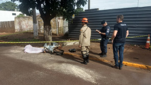 Pedreiro morre depois de bater moto contra uma árvore em Dourados