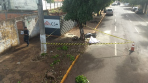 Pedreiro morre depois de bater moto contra uma árvore em Dourados