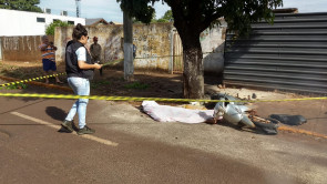 Pedreiro morre depois de bater moto contra uma árvore em Dourados