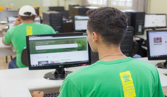 Desde a suspensão das atividades presenciais, em março de 2020, alunos da REE estudaram de forma remota