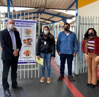 Promotor Luiz Gustavo Terçariol em visita à Escola Municipal Lóide Bonfim de Andrade; Foto: Divulgação/Assecom