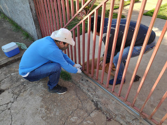 Agentes estão indo até as casas para a vacinação; Foto: CCZ Dourados