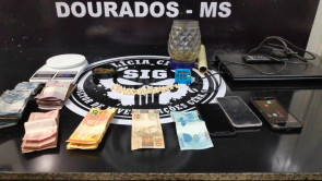 SIG prende mulher que vendia drogas até no cartão de crédito e débito
