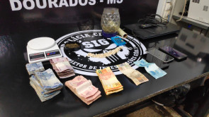 SIG prende mulher que vendia drogas até no cartão de crédito e débito