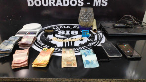 SIG prende mulher que vendia drogas até no cartão de crédito e débito