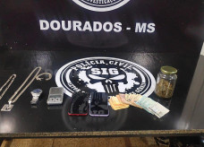 Celular, dinheiro, joias e porções de maconha apreendidos; Fotos: Sidnei Bronka/Ligado Na Notícia