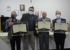 Alan Guedes com os homenageados Melchíades Prado, Iraci Baldasso e Cláudio Iguma; Foto: Divulgação/Assecom