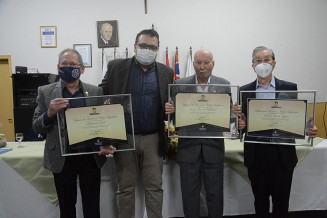 Alan Guedes com os homenageados Melchíades Prado, Iraci Baldasso e Cláudio Iguma; Foto: Divulgação/Assecom