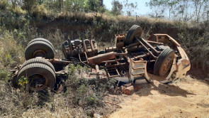 Motorista morre após tombar carreta carregada de soja em Caarapó