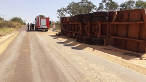 Motorista morre após tombar carreta carregada de soja em Caarapó