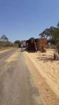 Motorista morre após tombar carreta carregada de soja em Caarapó