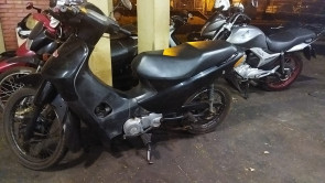Após roubar moto, dupla apanha de populares e acaba presa pela PM em Dourados