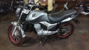 Após roubar moto, dupla apanha de populares e acaba presa pela PM em Dourados