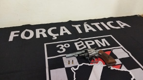 Após roubar moto, dupla apanha de populares e acaba presa pela PM em Dourados