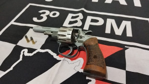 Após roubar moto, dupla apanha de populares e acaba presa pela PM em Dourados