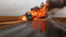 Carreta foi tomada pelas chamas; Foto: Gazeta Digital