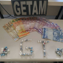 Dupla é presa após serem flagrados com vários papelotes de cocaína Dourados