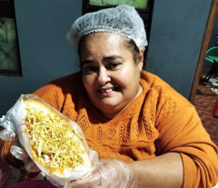 Para realizar o sonho da prótese, Sandra vende cachorro-quente na varanda de casa
