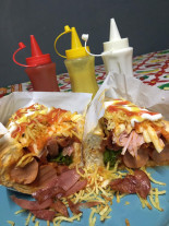 Para realizar o sonho da prótese, Sandra vende cachorro-quente na varanda de casa