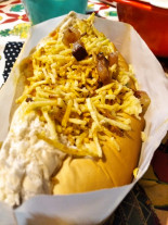 Para realizar o sonho da prótese, Sandra vende cachorro-quente na varanda de casa