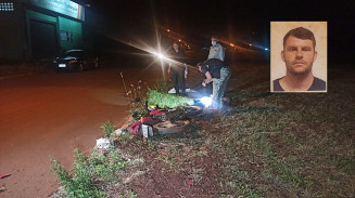 Thiago perdeu o controle da moto e bateu no meio-fio; Fotos: Sidnei Bronka/Ligado Na Notícia