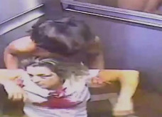 Corpo baleado de empresária é carregado em elevador pelo suspeito de feminicídio — Foto: Reprodução