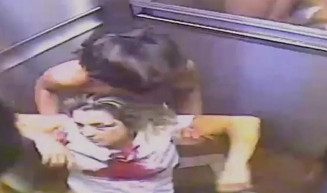 Corpo baleado de empresária é carregado em elevador pelo suspeito de feminicídio — Foto: Reprodução