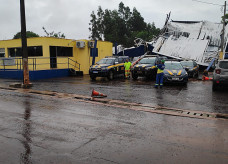 Cobertura foi parar dentro de uma residência; Fotos: Adilson Domingos