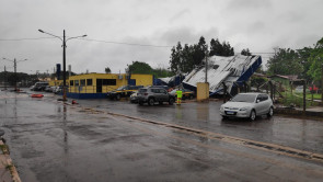 Ventos derrubam torre em cima do prédio da PRF em Dourados