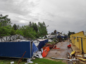 Ventos derrubam torre em cima do prédio da PRF em Dourados