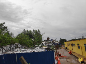 Ventos derrubam torre em cima do prédio da PRF em Dourados