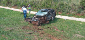 Acidente entre carro e carreta deixa um morto e outro ferido na BR-163