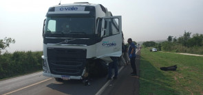 Acidente entre carro e carreta deixa um morto e outro ferido na BR-163