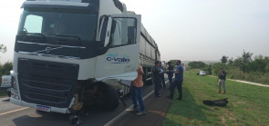 Acidente entre carro e carreta deixa um morto e outro ferido na BR-163