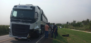 Acidente entre carro e carreta deixa um morto e outro ferido na BR-163