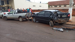 7 veículos ficam danificados após caminhonete invadir preferencial no centro de Dourados