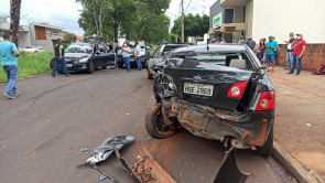 7 veículos ficam danificados após caminhonete invadir preferencial no centro de Dourados