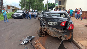 7 veículos ficam danificados após caminhonete invadir preferencial no centro de Dourados