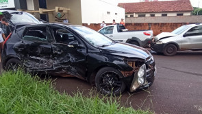 7 veículos ficam danificados após caminhonete invadir preferencial no centro de Dourados