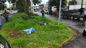 Motociclista morre ao bater em semáforo em Dourados