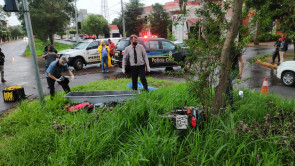 Motociclista morre ao bater em semáforo em Dourados