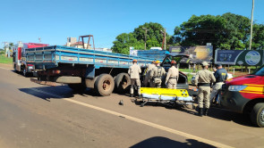 Professora fica ‘presa em ferragem’ após carro bater em caminhão que invadiu preferencial