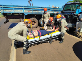 Professora fica ‘presa em ferragem’ após carro bater em caminhão que invadiu preferencial