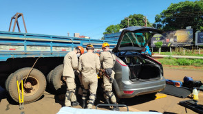 Professora fica ‘presa em ferragem’ após carro bater em caminhão que invadiu preferencial