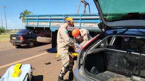 Professora fica ‘presa em ferragem’ após carro bater em caminhão que invadiu preferencial