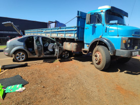 Professora fica ‘presa em ferragem’ após carro bater em caminhão que invadiu preferencial