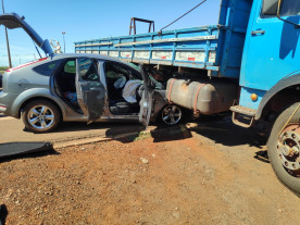 Professora fica ‘presa em ferragem’ após carro bater em caminhão que invadiu preferencial