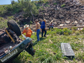 Carreta sem freio colide com caminhonete na ‘Serra da Morte’ e deixa um morto