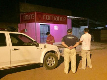 Policiais em frente ao endereço onde vítima foi atingida. (Foto: Porã News)