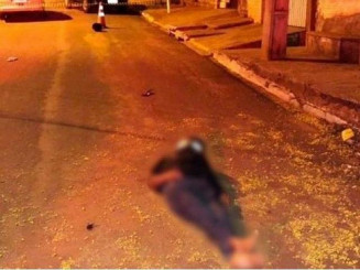 Corpo de homem foi encontrado por moradores (Foto: Tá Na Mídia Naviraí)